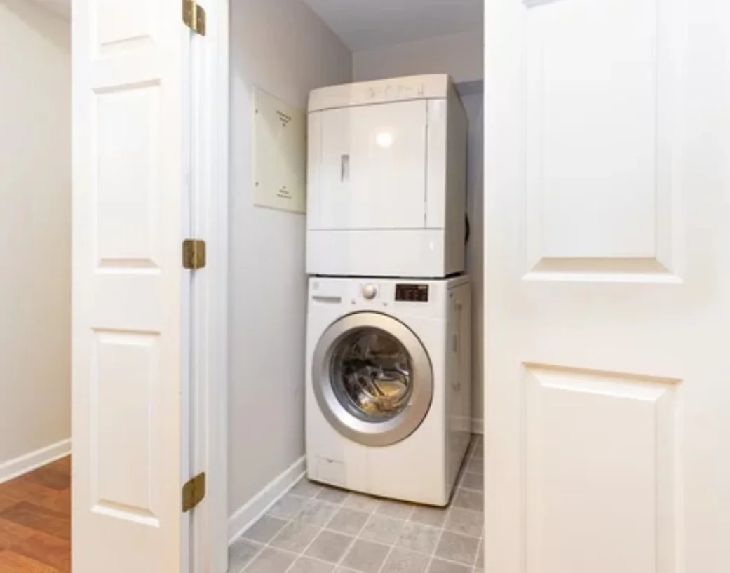 den Trockner auf die Waschmaschine stellen